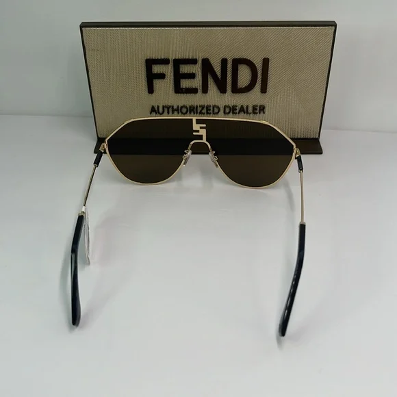 New Authentic Fendi Brown Pilot Unisex Sunglasses FE40080U 30E 65. - Picture 9 of 16